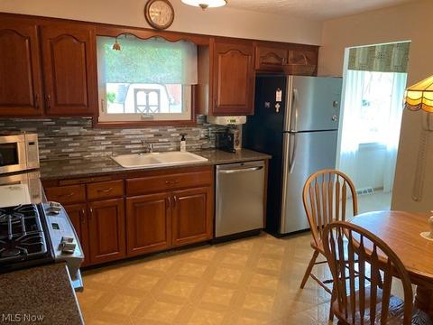 7269 Barton Cir, Parma, OH 44129 photo 11