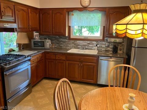 7269 Barton Cir, Parma, OH 44129 photo 3