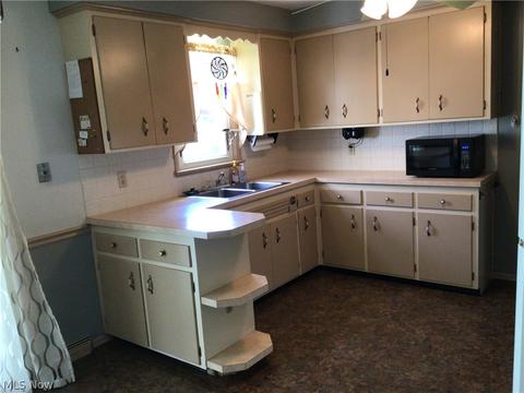 659 E 240th St, Euclid, OH 44123 photo 2