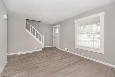 2419 E 30th St, Lorain, OH 44055 photo 3