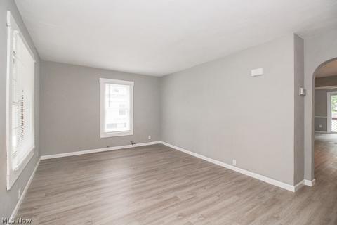 2419 E 30th St, Lorain, OH 44055 photo 2