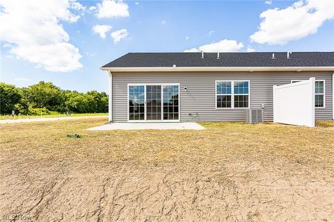202 Silver Spring Cir, Elyria, OH 44035 photo 4
