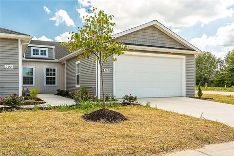 202 Silver Spring Cir, Elyria, OH 44035 photo 1