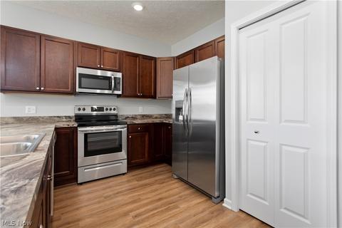 202 Silver Spring Cir, Elyria, OH 44035 photo 10