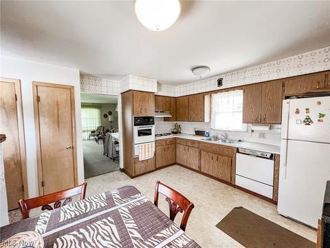 5717 Rangeview Dr, Seven Hills, OH 44131 photo 2