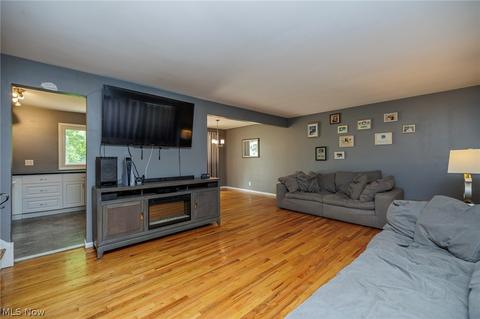 3399 Hetzel Dr, Parma, OH 44134 photo 3