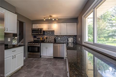 3399 Hetzel Dr, Parma, OH 44134 photo 10
