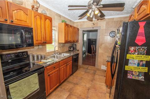 58 Harvey St, Struthers, OH 44471 photo 9