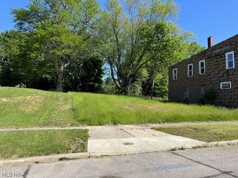1149 W 9th St, Ashtabula, OH 44004 photo 2