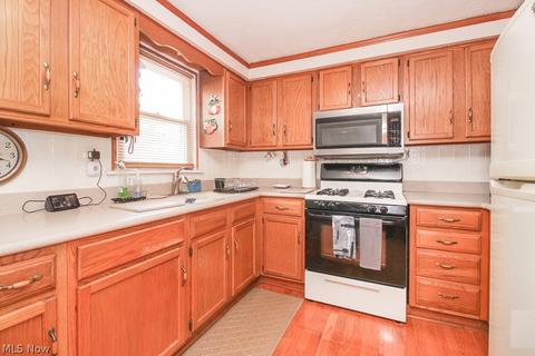 1860 E 37th St, Lorain, OH 44055 photo 9
