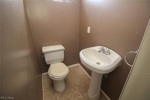 230 Spruce St, Elyria, OH 44035 photo 6