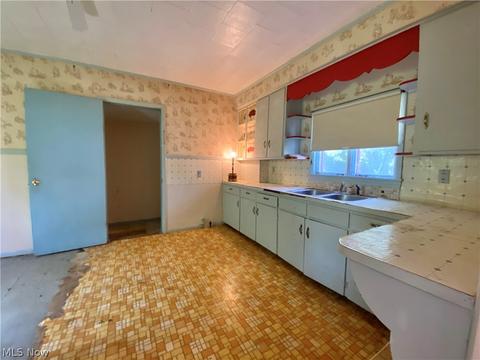 1643 W 8th St, Ashtabula, OH 44004 photo 6