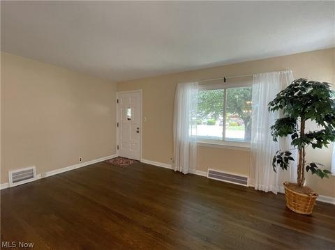 900 E 260th St, Euclid, OH 44132 photo 3