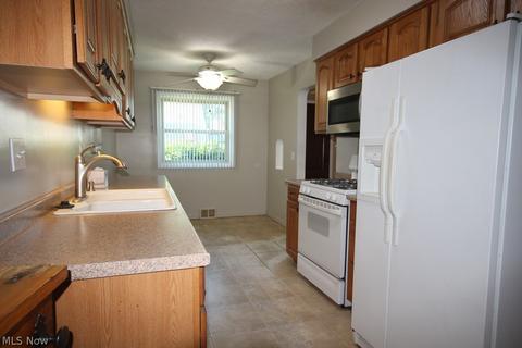 10610 Windham Rd, Parma, OH 44130 photo 8