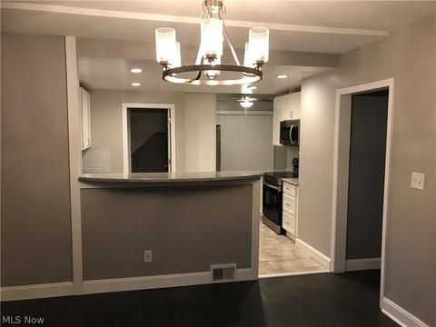 145 E 203rd St, Euclid, OH 44123 photo 9