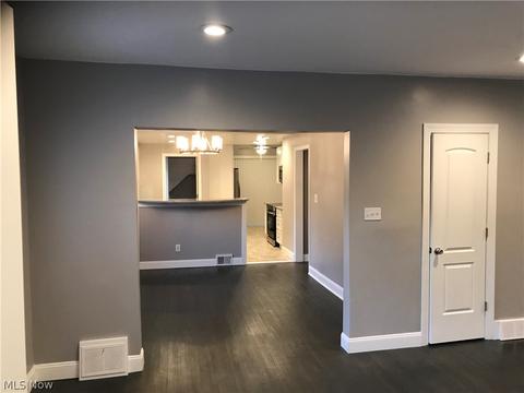 145 E 203rd St, Euclid, OH 44123 photo 11