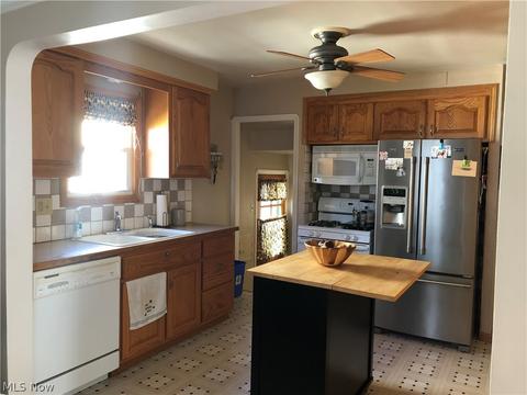 8211 Covington Ave, Parma, OH 44129 photo 2