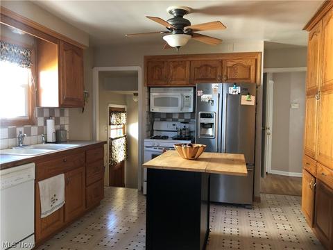 8211 Covington Ave, Parma, OH 44129 photo 4