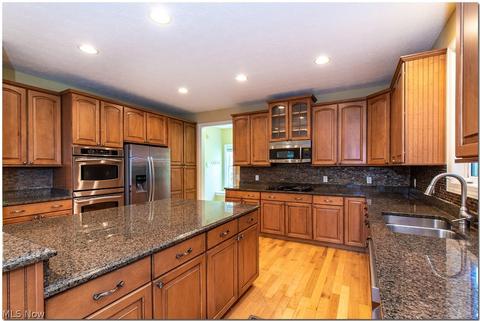 7482 Capilano Dr, Solon, OH 44139 photo 8