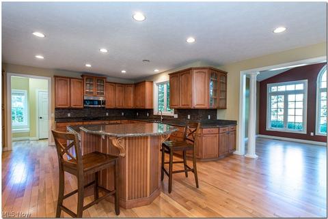 7482 Capilano Dr, Solon, OH 44139 photo 7