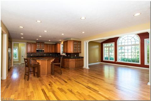 7482 Capilano Dr, Solon, OH 44139 photo 9