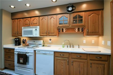 5683 Rangeview Dr, Seven Hills, OH 44131 photo 2