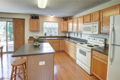 131 Stonepointe Dr, Berea, OH 44017 photo 5