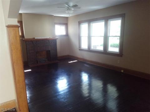 8002 Jameson Rd, Parma, OH 44129 photo 3