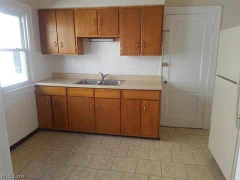 8002 Jameson Rd, Parma, OH 44129 photo 5