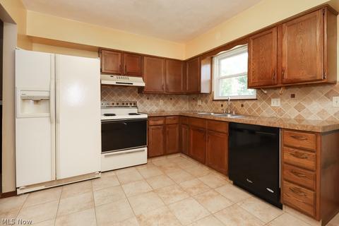 152 Valley Forge Cir, Elyria, OH 44035 photo 5