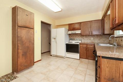 152 Valley Forge Cir, Elyria, OH 44035 photo 6