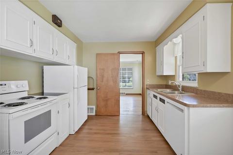 84 Hamilton St, Berea, OH 44017 photo 3