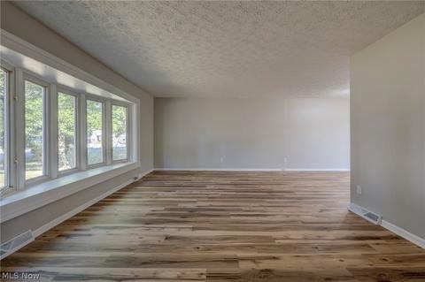 8011 Garnet Ave NE, Canton, OH 44721 photo 9