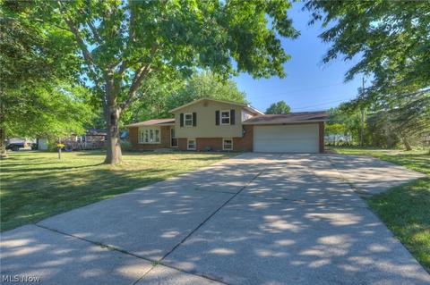 8011 Garnet Ave NE, Canton, OH 44721 photo 1