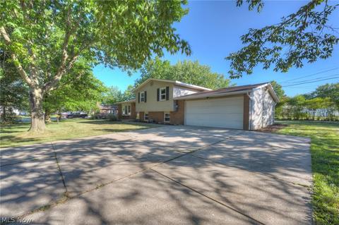 8011 Garnet Ave NE, Canton, OH 44721 photo 3