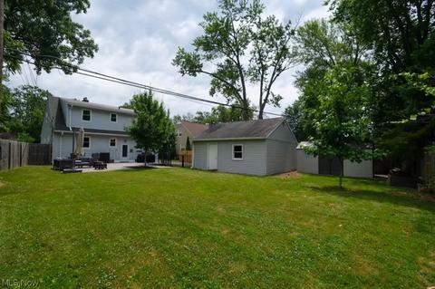 681 Longfellow Dr, Berea, OH 44017 photo 3