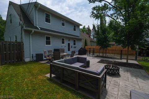 681 Longfellow Dr, Berea, OH 44017 photo 2