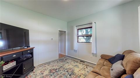 2077 Wright Rd, Akron, OH 44320 photo 2