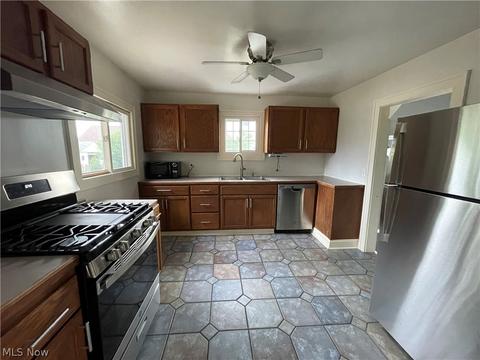3323 Maplecrest Ave, Parma, OH 44134 photo 4
