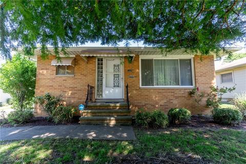 5449 E 141st St, Maple Heights, OH 44137 photo 1