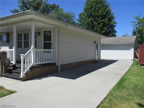 2208 Mark Dr, Lorain, OH 44052 photo 2