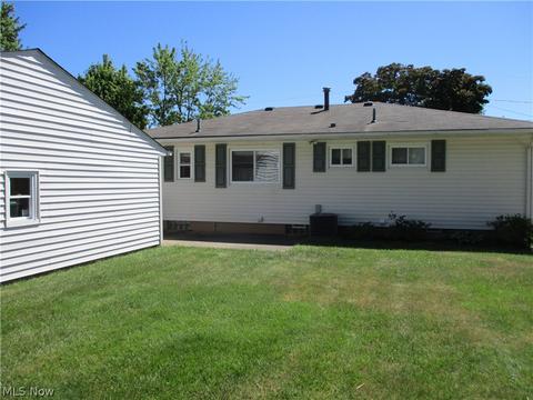 2208 Mark Dr, Lorain, OH 44052 photo 3