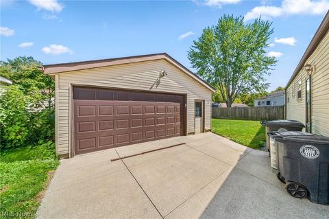 665 Beechview Dr, Akron, OH 44305 photo 24