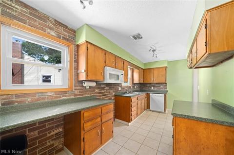 665 Beechview Dr, Akron, OH 44305 photo 7