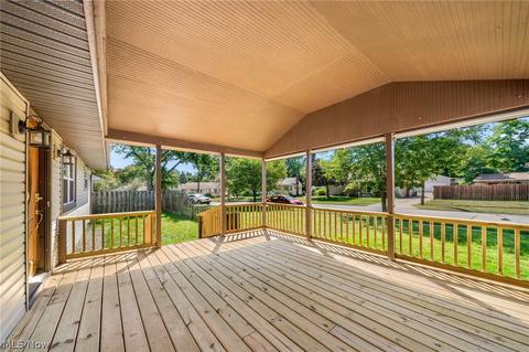 665 Beechview Dr, Akron, OH 44305 photo 2