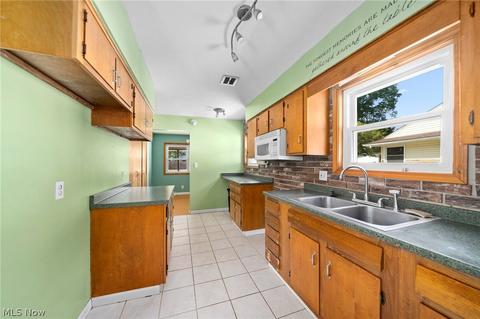 665 Beechview Dr, Akron, OH 44305 photo 8