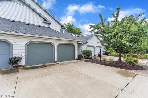 850 Hampton Cir #2, Aurora, OH 44202 photo 2