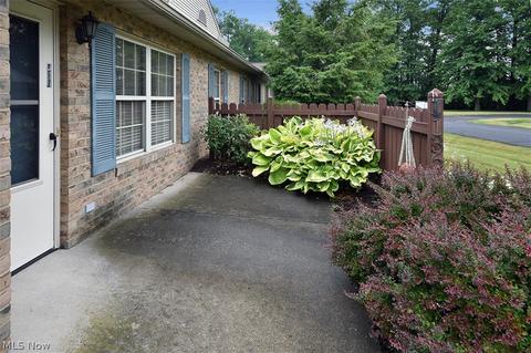 136 Bentley Dr, Elyria, OH 44035 photo 2
