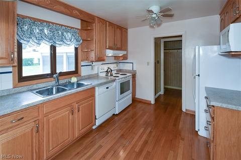 9415 Elsmere Dr, Parma, OH 44130 photo 13