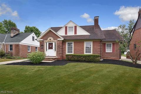 9415 Elsmere Dr, Parma, OH 44130 photo 1